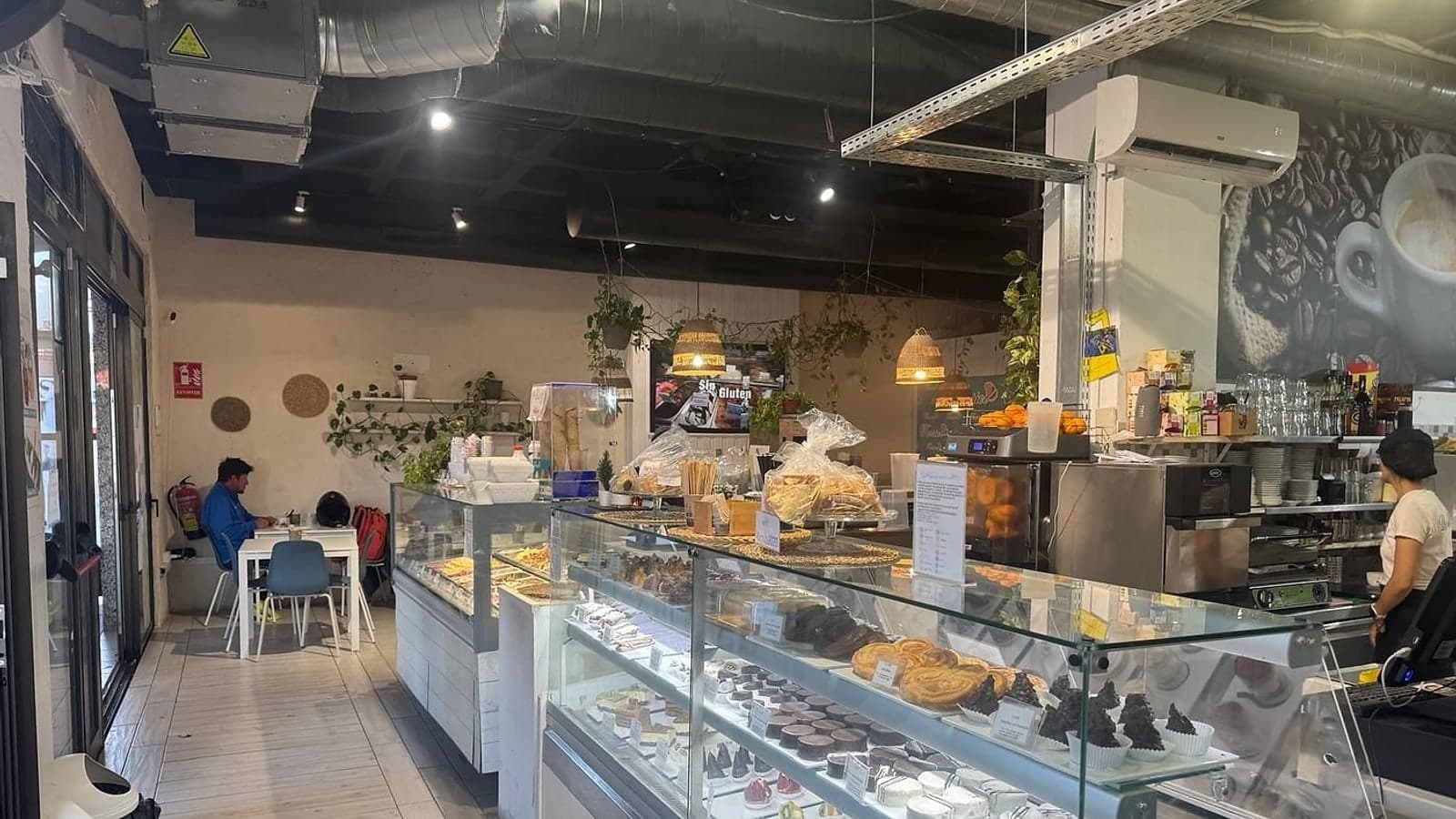 Interior del local de Los Cristianos, con la vitrina de pastelería y la barra de café al fondo
